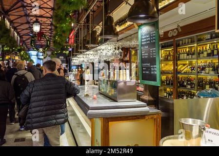 Marché de San Miguel Mercado de San Miguel marché couvert populaire à Madrid, Espagne, le 6 décembre 2022 Banque D'Images