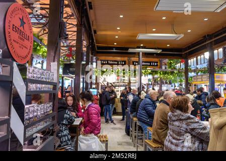 Marché de San Miguel Mercado de San Miguel marché couvert populaire à Madrid, Espagne, le 6 décembre 2022 Banque D'Images