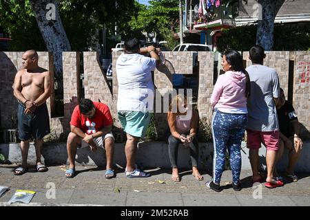 San Salvador, El Salvador. 24th décembre 2022. Les membres présumés des gangs de « Barrio 18 » sont vus menottés.la police et l'armée effectuent un siège dans la communauté Tutunichapa, un point historique du trafic de drogues dans la capitale salvadorienne, dans le cadre de l'état d'urgence du gouvernement salvadorien. La veille de Noël, le Nayib Bukele d'El Salvador a déployé plus d'un millier de troupes dans la communauté Tutunichapa pour extraire des membres de gangs. Crédit : SOPA Images Limited/Alamy Live News Banque D'Images