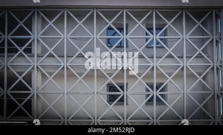 grilles métalliques sur le mur d'un bâtiment moderne de la ville Banque D'Images