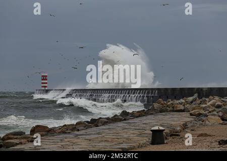 Quai sud de l'embouchure de la rivière Douro et balise pendant la tempête Banque D'Images