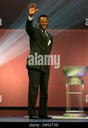 Francfort, Allemagne. 05th décembre 2003. Football 05.12.2003 International: Coupe du monde de la FIFA coupe du monde en Allemagne tirage préliminaire Pele fait passer toute sa figure à ses fans Copyright by firo sportphoto: Pfefferackerstr.2-4 45894 Gelsenkirchen mail@firosportpphoto.de (Volksbank Bochum-Witten) BLZ.: 430 601 29 Cat No.: 341 117 100 tel.:0209 - 9304402 Fax.:0209 -9304443 crédit: dpa/Alay Live News Banque D'Images