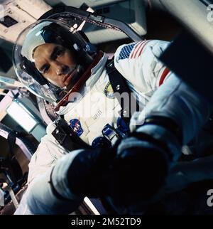 TOM HANKS dans APOLLO 13 (1995), réalisé par RON HOWARD. Crédit: UNITED INTERNATIONAL PHOTOS / Album Banque D'Images