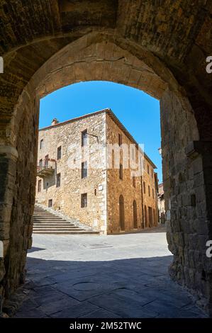 Vue sur la rue dans une petite ville toscane San Quirico d'Orcia, Italie Banque D'Images