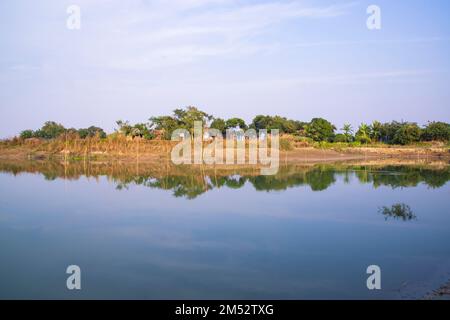 Canal avec arbres et végétation reflétée dans l'eau à proximité de la rivière Padma au Bangladesh Banque D'Images