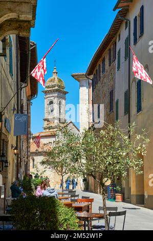 Vue sur la rue dans une petite ville toscane San Quirico d'Orcia, Italie Banque D'Images