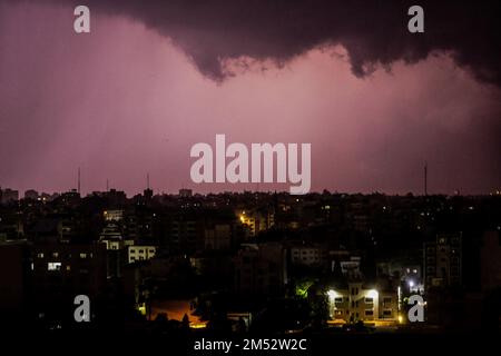 Gaza, Palestine. 24th décembre 2022. La foudre illumine le ciel au-dessus de la mer de Gaza lors d'une tempête dans la ville de Gaza. Crédit : SOPA Images Limited/Alamy Live News Banque D'Images