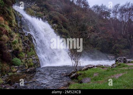 Cascade d'Assaranca par Ardara dans le comté de Donegal - Irlande. Banque D'Images