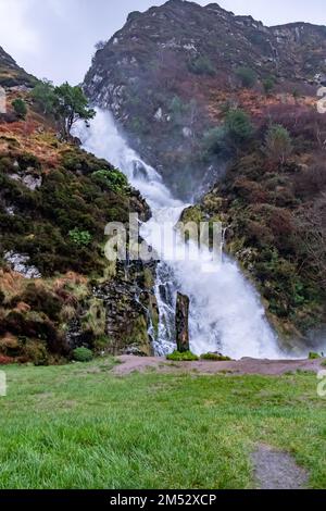 Cascade d'Assaranca par Ardara dans le comté de Donegal - Irlande. Banque D'Images