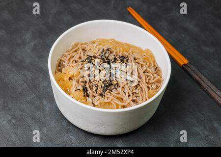 La cuisine coréenne Naengmemilguksu, une spécialité de l'hiver, ce plat de nouilles de sarrasin est servi dans un bouillon froid à base de poulet ou de bœuf et recouvert d'une tranche froide Banque D'Images