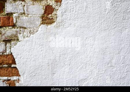 Texture de vieux mur de brique avec plâtre réduit. Arrière-plan de la surface du bâtiment en rade. Détruit le mur de béton et de brique avec le plâtre tombé. Détestent Banque D'Images