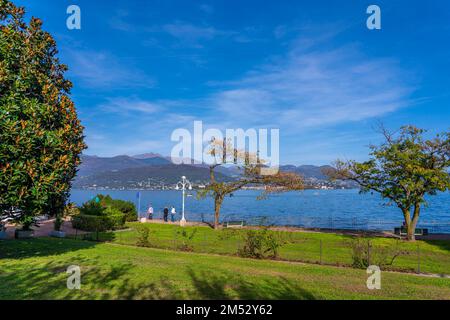 STRESA, ITALIE - OKTOBER 29. 2022: Lac Italien majeur, vue sur le lac depuis la promenade Banque D'Images