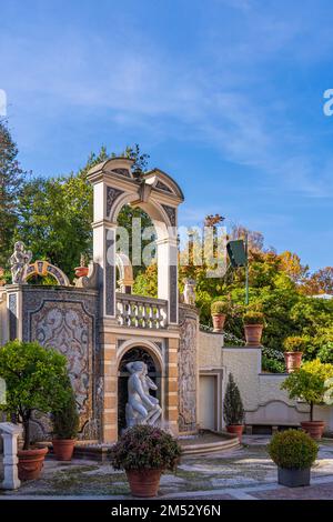 STRESA, ITALIE - OKTOBER 29. 2022: Jardin du Grand Hôtel des Iles Borromée au lac majeur à Stresa avec des skulptures, vertical Banque D'Images