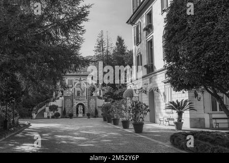 STRESA, ITALIE - OKTOBER 29. 2022: Jardin du Grand Hôtel des Iles Borromée au lac majeur à Stresa avec des skulpatures, noir blanc Banque D'Images