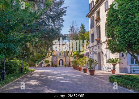 STRESA, ITALIE - OKTOBER 29. 2022: Jardin du Grand Hôtel des Iles Borromée au lac majeur à Stresa avec des skulptures Banque D'Images