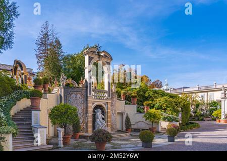 STRESA, ITALIE - OKTOBER 29. 2022: Jardin du Grand Hôtel des Iles Borromée au lac majeur à Stresa avec des skulptures Banque D'Images