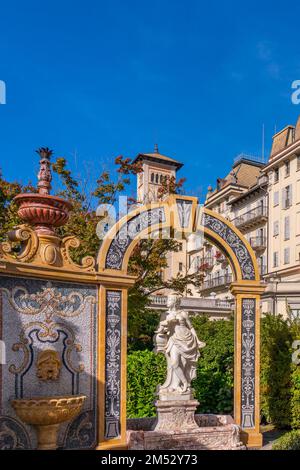 STRESA, ITALIE - OKTOBER 29. 2022: Jardin du Grand Hôtel des Iles Borromée au lac majeur à Stresa avec des skulptures, vertical Banque D'Images