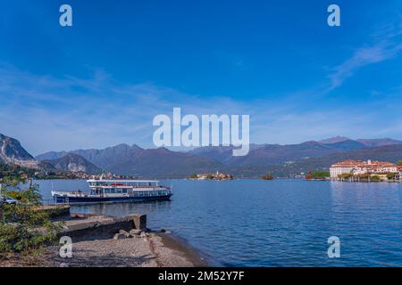 STRESA, ITALIE - OKTOBER 29. 2022: Ferry au lac majeur, paysages sur le lac, en arrière-plan Isola Bella - île Bella Banque D'Images