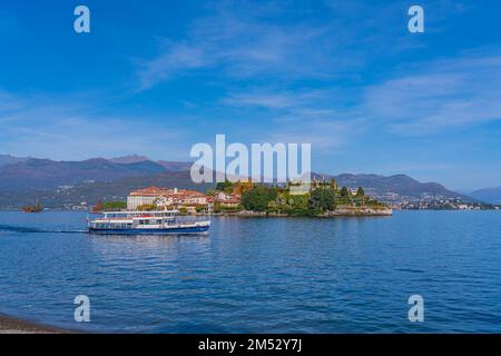 STRESA, ITALIE - OKTOBER 29. 2022: Ferry au lac majeur, paysages sur le lac, en arrière-plan Isola Bella - île Bella Banque D'Images