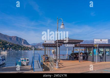 STRESA, ITALIE - OKTOBER 29. 2022: Lac majeur avec le terminal de ferry pour Isola Bella - île Bella Banque D'Images