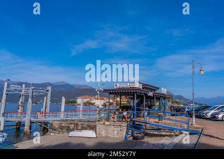 STRESA, ITALIE - OKTOBER 29. 2022: Lac majeur avec le terminal de ferry pour Isola Bella - île Bella Banque D'Images