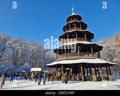Marchés de Noël dans la neige à Chinesischer Turm à Munich, Allemagne Banque D'Images
