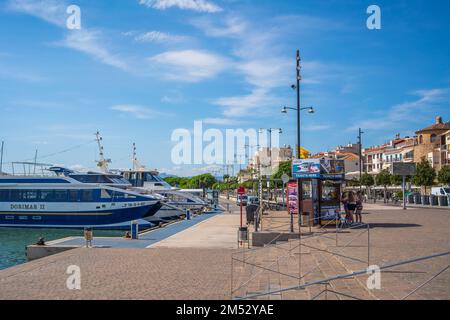 CAMBRILS, ESPAGNE-OCTOBRE 13 2022 : vue sur le port de Cambrils et la promenade du front de mer de la ville Banque D'Images