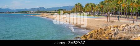 CAMBRILS, ESPAGNE-OCTOBRE 13 2022 : vue sur la plage de Cambrils et le front de mer avec palmiers Banque D'Images