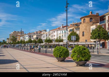 CAMBRILS, ESPAGNE-OCTOBRE 13 2022 : vue sur le port de Cambrils et la promenade du front de mer de la ville et Torre del Port. Banque D'Images