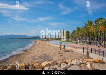 CAMBRILS, ESPAGNE-OCTOBRE 13 2022 : vue sur la plage de Cambrils et le front de mer avec palmiers Banque D'Images