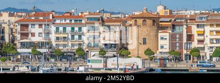 CAMBRILS, ESPAGNE-OCTOBRE 13 2022 : vue sur le port de Cambrils et le front de mer de la ville avec Torre del Port et bateaux. Banque D'Images