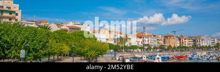 CAMBRILS, ESPAGNE-OCTOBRE 13 2022 : vue sur le port de Cambrils et le front de mer de la ville avec Torre del Port et des bateaux à la Costa Doraada, Tarragone Banque D'Images