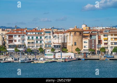 CAMBRILS, ESPAGNE-OCTOBRE 13 2022 : vue sur le port de Cambrils et le front de mer de la ville avec Torre del Port et bateaux. Banque D'Images