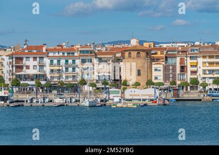 CAMBRILS, ESPAGNE-OCTOBRE 13 2022 : vue sur le port de Cambrils et le front de mer de la ville avec Torre del Port et bateaux. Banque D'Images