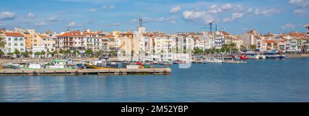 CAMBRILS, ESPAGNE-OCTOBRE 13. 2022: Vue sur le port de Cambrils et le front de mer de la ville avec Torre del Port et des bateaux à la Costa Dorada, Tarragone Banque D'Images