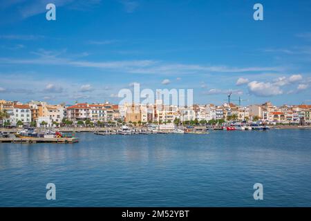 CAMBRILS, ESPAGNE-OCTOBRE 13. 2022: Vue sur le port de Cambrils et le front de mer de la ville avec Torre del Port et des bateaux à la Costa Dorada, Tarragone Banque D'Images