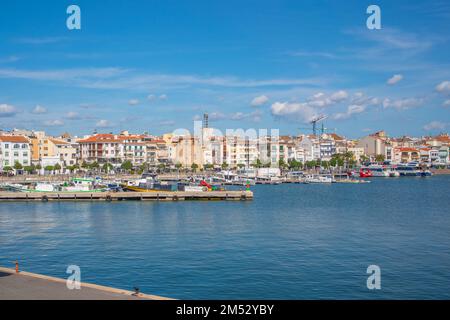 CAMBRILS, ESPAGNE-OCTOBRE 13. 2022: Vue sur le port de Cambrils et le front de mer de la ville avec Torre del Port et des bateaux à la Costa Dorada, Tarragone Banque D'Images