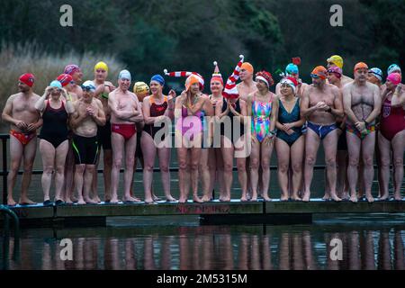 Londres, Angleterre, Royaume-Uni. 25th décembre 2022. Les nageurs du club de natation Serpentine participent à la course de la coupe Peter Pan, qui se tient chaque jour de Noël au Serpentine dans Hyde Park à Londres. (Image de crédit : © Tayfun Salci/ZUMA Press Wire) Banque D'Images