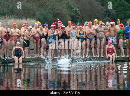 Londres, Angleterre, Royaume-Uni. 25th décembre 2022. Les nageurs du club de natation Serpentine participent à la course de la coupe Peter Pan, qui se tient chaque jour de Noël au Serpentine dans Hyde Park à Londres. (Image de crédit : © Tayfun Salci/ZUMA Press Wire) Banque D'Images