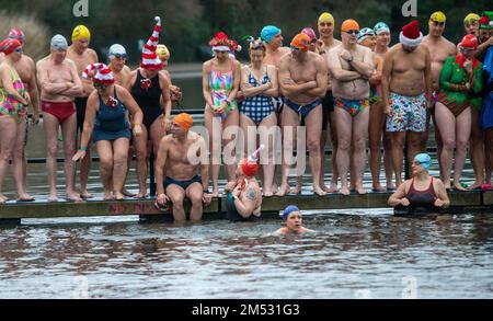 Londres, Angleterre, Royaume-Uni. 25th décembre 2022. Les nageurs du club de natation Serpentine participent à la course de la coupe Peter Pan, qui se tient chaque jour de Noël au Serpentine dans Hyde Park à Londres. (Image de crédit : © Tayfun Salci/ZUMA Press Wire) Banque D'Images