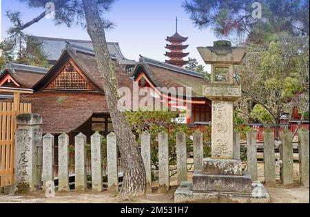 La Pagode à cinq étages et le sanctuaire Itsukushima-jinja sur l'île de Miyajima, ville de Hatsukaichi, préfecture d'Hiroshima, Japon. Banque D'Images