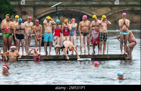 Londres, Angleterre, Royaume-Uni. 25th décembre 2022. Les nageurs du club de natation Serpentine participent à la course de la coupe Peter Pan, qui se tient chaque jour de Noël au Serpentine dans Hyde Park à Londres. (Image de crédit : © Tayfun Salci/ZUMA Press Wire) Banque D'Images