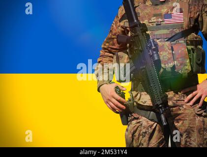 Drapeau ukrainien avec un soldat américain comme toile de fond , concept des Etats-Unis aidant l'Ukraine pendant la guerre . Banque D'Images