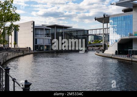 Berlin, Allemagne : vue sur le bâtiment Paul Loebe, au bord de la rivière Squee, quartier du gouvernement Banque D'Images