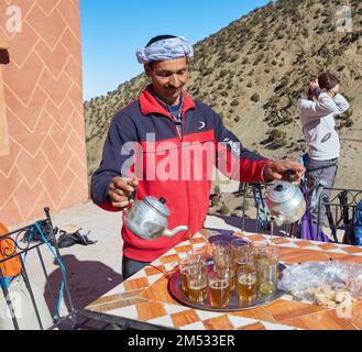 Atlas Mountains, Maroc - 04 février 2017 : homme préparant le thé. Le Maroc est célèbre pour son thé à la menthe. Maroc Banque D'Images