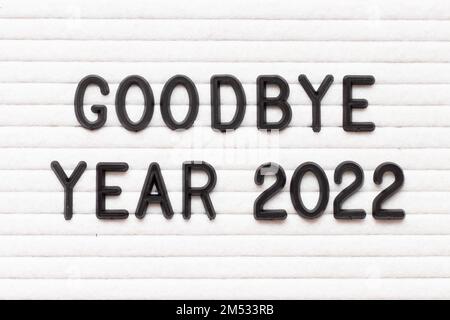 Lettre de couleur noire en mot Au revoir année 2022 sur fond de tableau de feutre blanc Banque D'Images