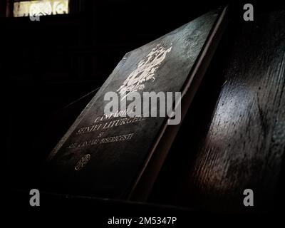 Un vieux livre de prière orthodoxe avec des lettres cyrilliques dans le musée vivant du monastère d'Agapia, Roumanie Banque D'Images