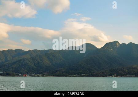 Itsukushima est une île située dans la partie occidentale de la mer intérieure du Japon, au nord-ouest de la baie d'Hiroshima. Il est communément connu sous le nom de Miyajima. Banque D'Images