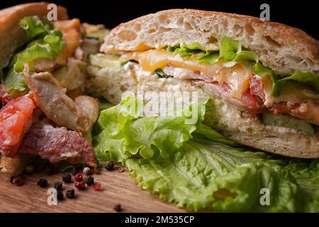 sandwich au poulet, au bacon, au fromage et aux légumes Banque D'Images