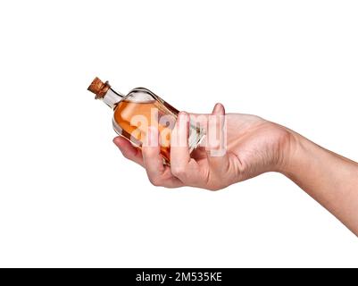 Main de femme montrant une petite bouteille en verre, avec un liquide jaune, isolée sur fond blanc et espace de copie. Concept de beauté et de santé. Banque D'Images